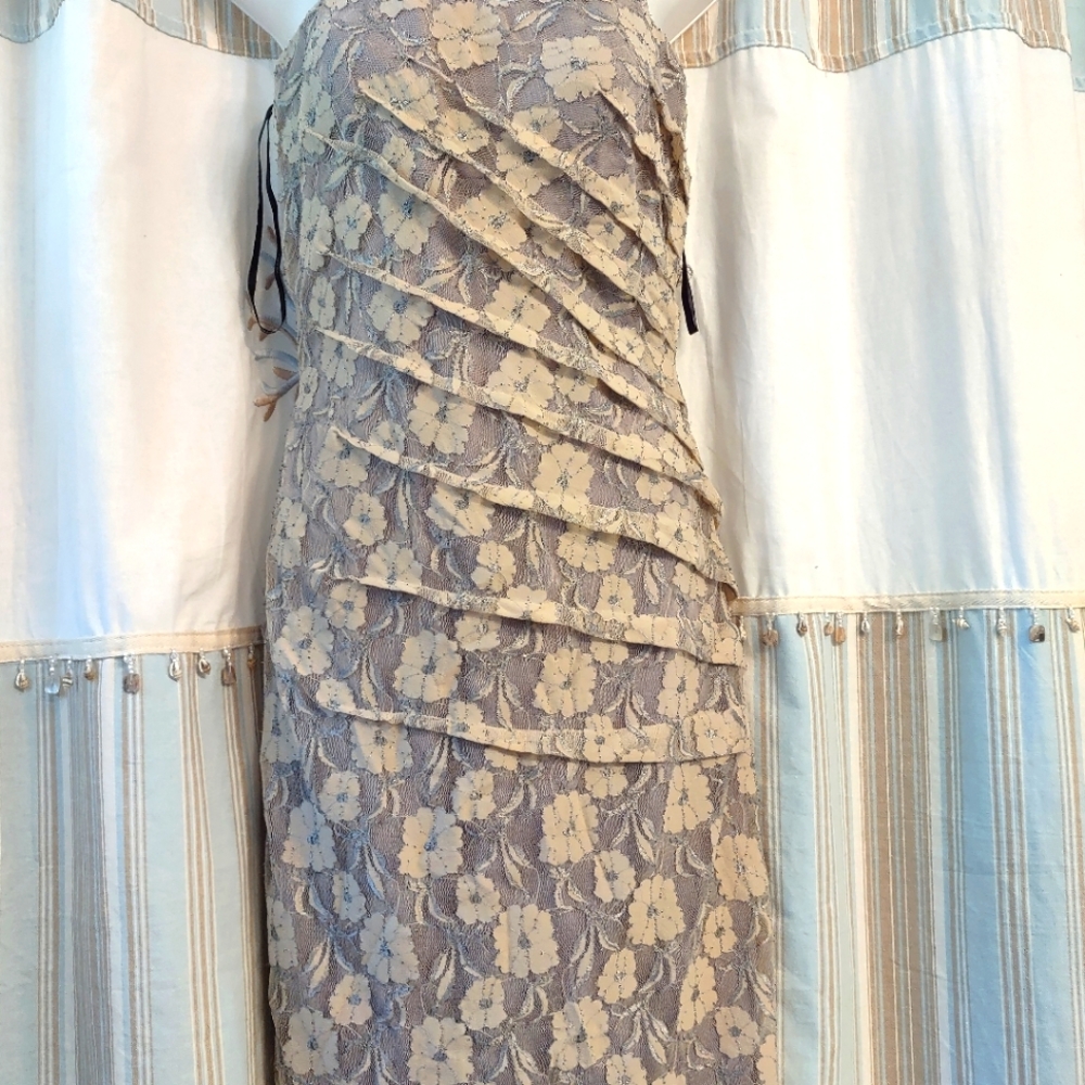 Roulette lace dress